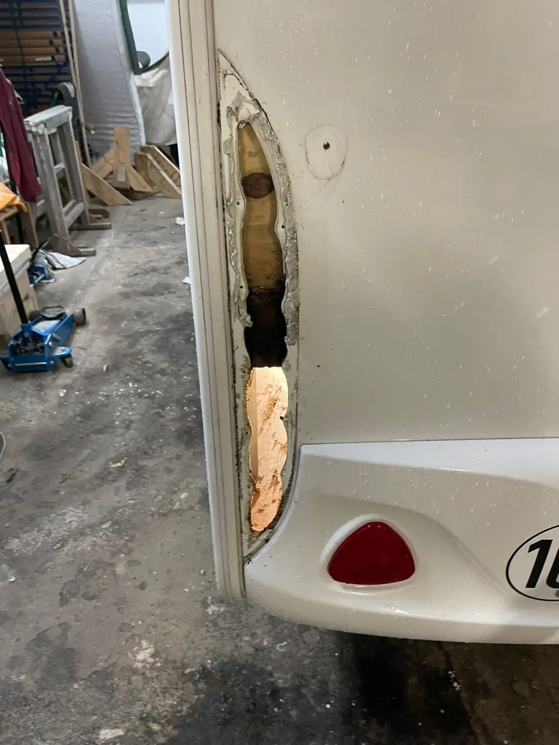 Caravan Goecke, vochtig beschadigde caravan