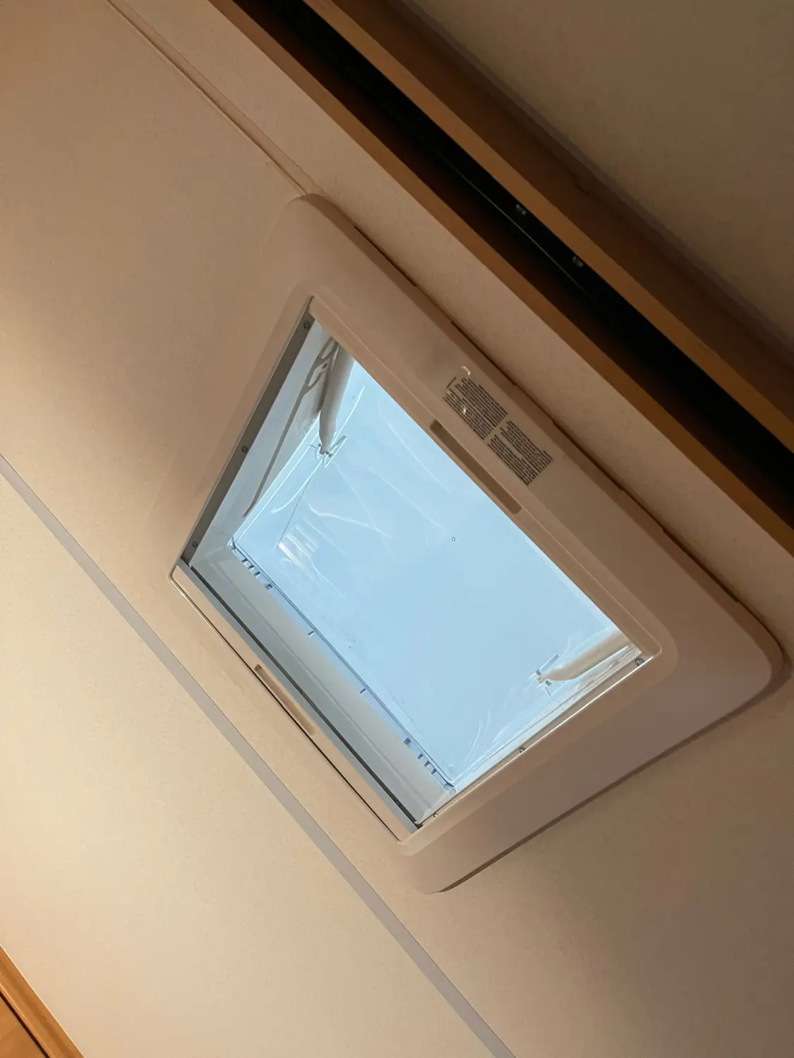 Caravan Goecke, Wohnwagen-Dachfenster